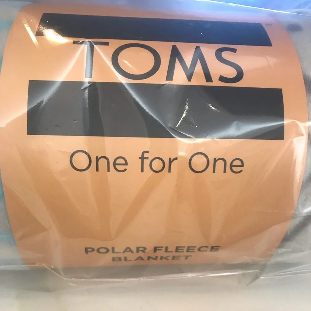 TOMS POLAR FLEECE BLANKET NEW